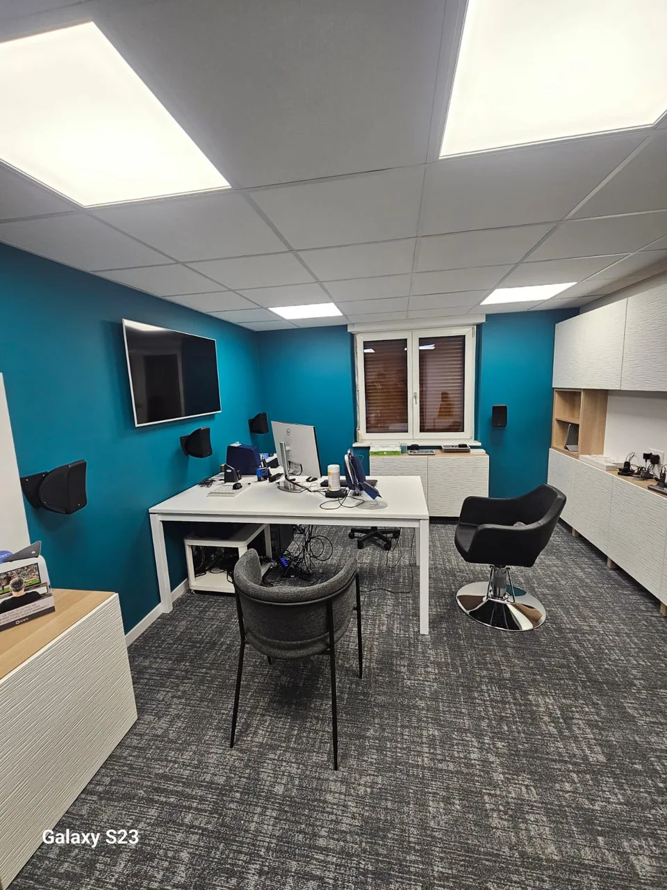Bureau aménagé et éclairage de plafond