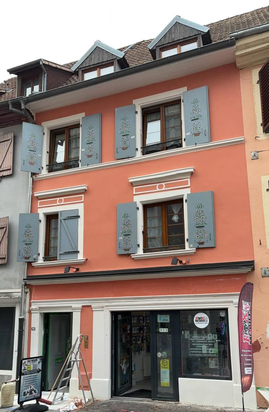 Vue générale de la façade colorée
