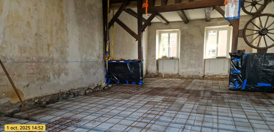 Préparation du plancher et armatures visibles