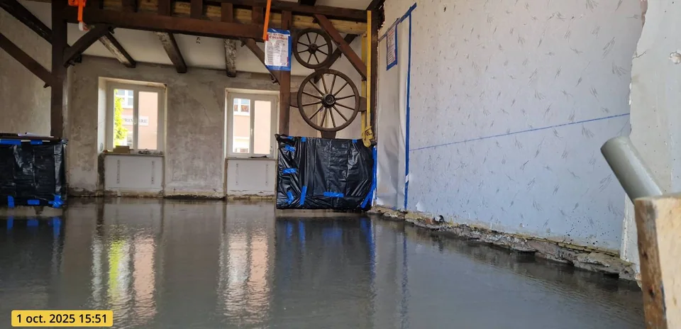 Surface béton après coulage, intérieur à poutres
