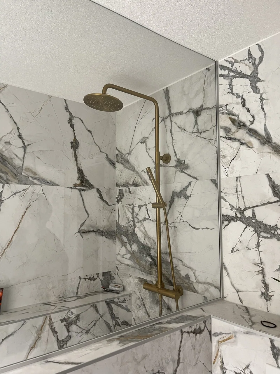 Douche et robinetterie ton doré