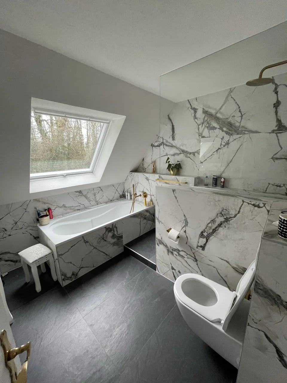 Baignoire, fenêtre de toit et revêtements