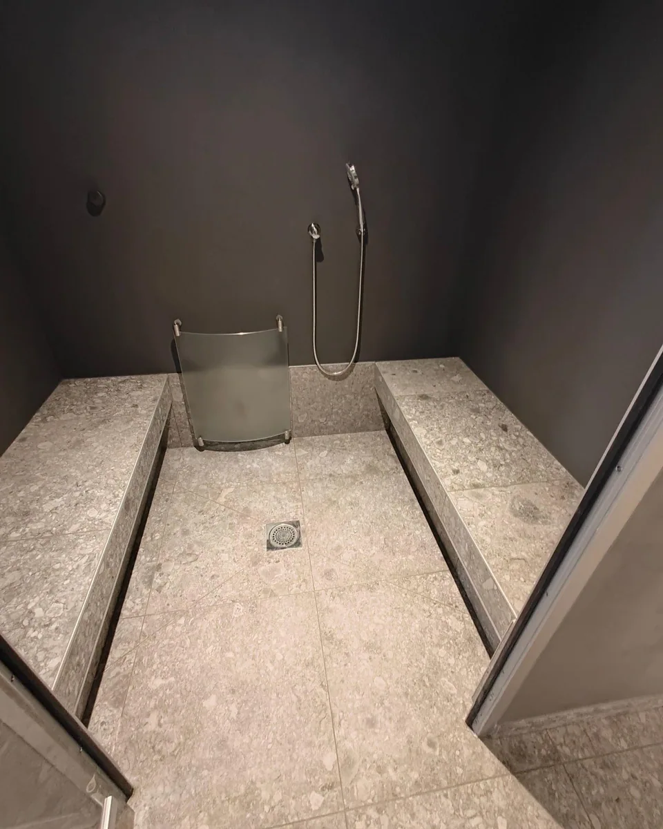 Espace douche et revêtement minéral