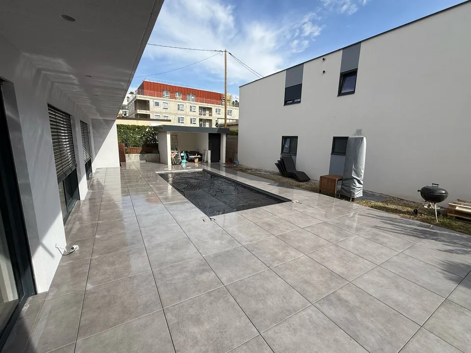 Terrasse en grandes dalles, vue générale