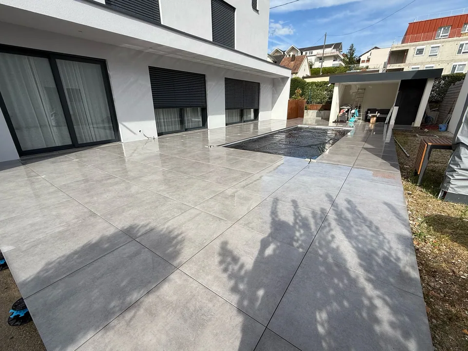 Autre angle de la terrasse et de la façade
