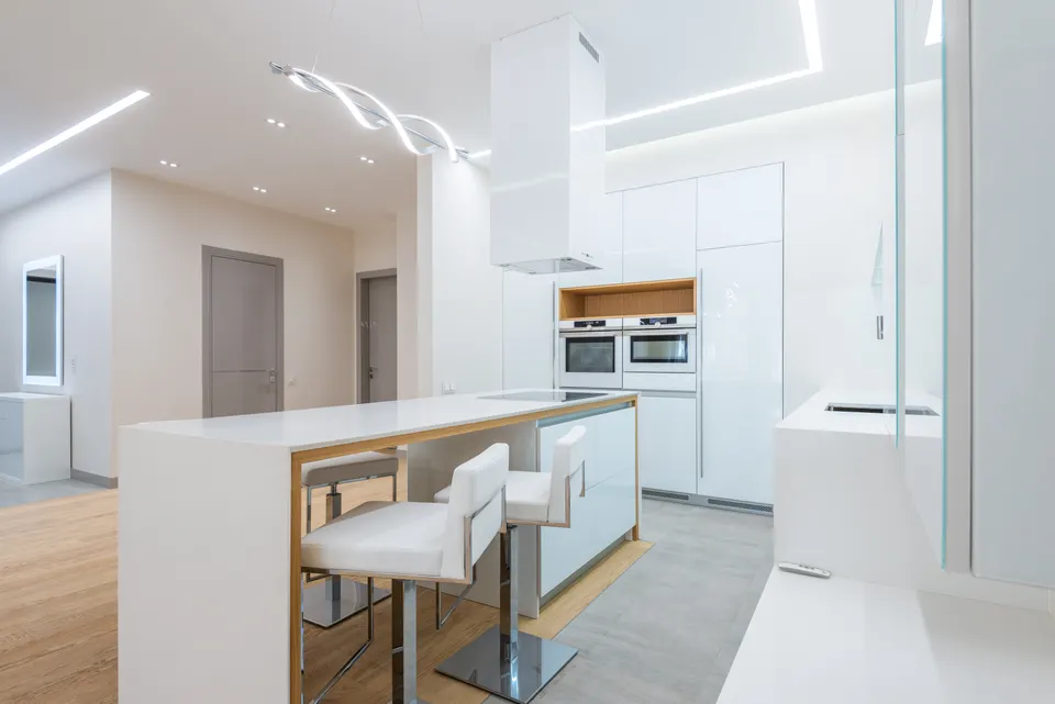 Inspiration : cuisine blanche contemporaine avec îlot et touches de bois.