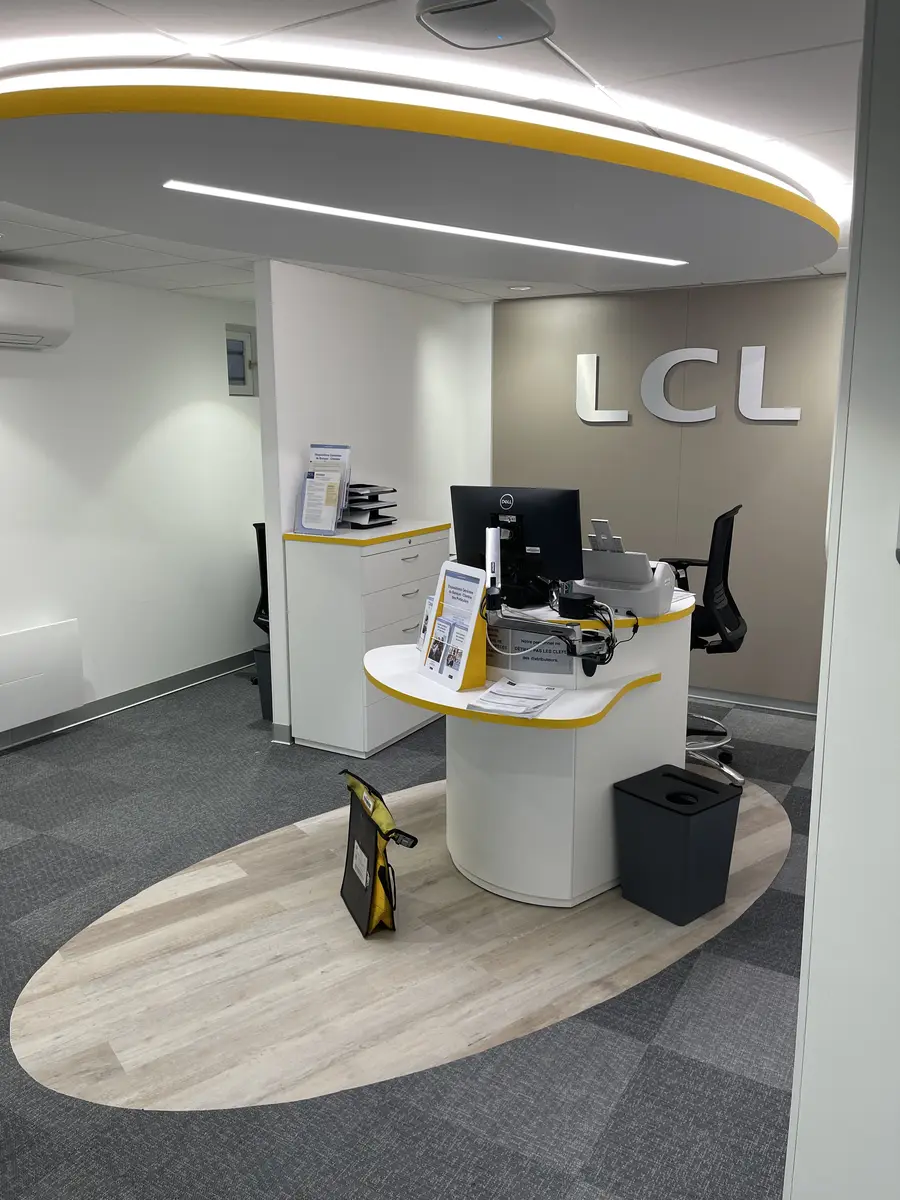 Accueil de l'agence LCL rénové, faux plafond circulaire et éclairage intégré