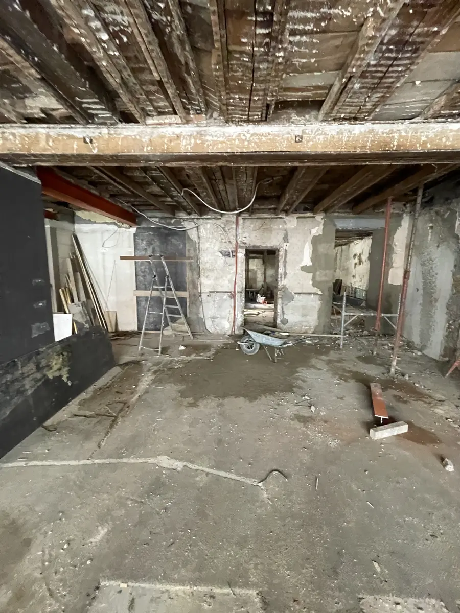 Plateau mis à nu après curage complet, plafond bois d'origine apparent