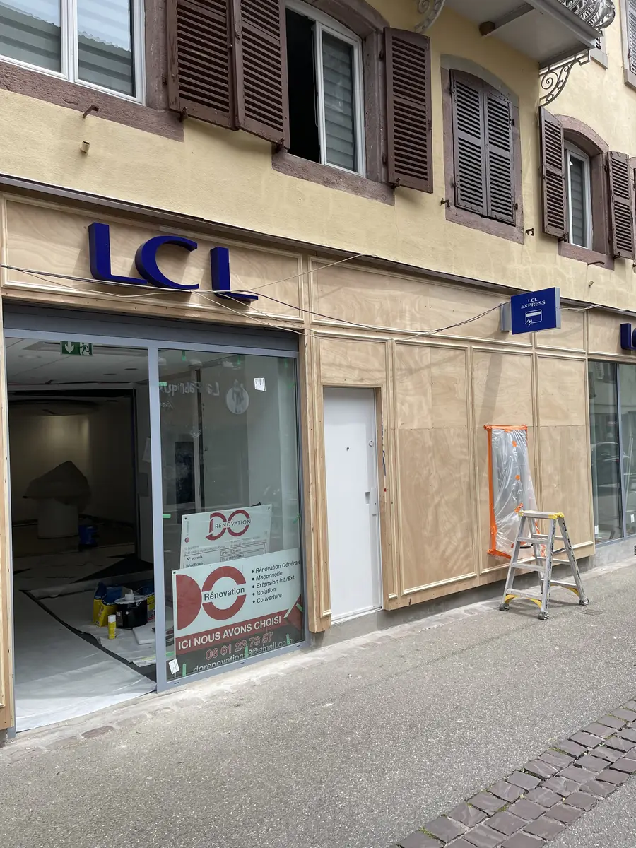 Habillage bois de la devanture en cours, panneau DO Rénovation sur la vitrine