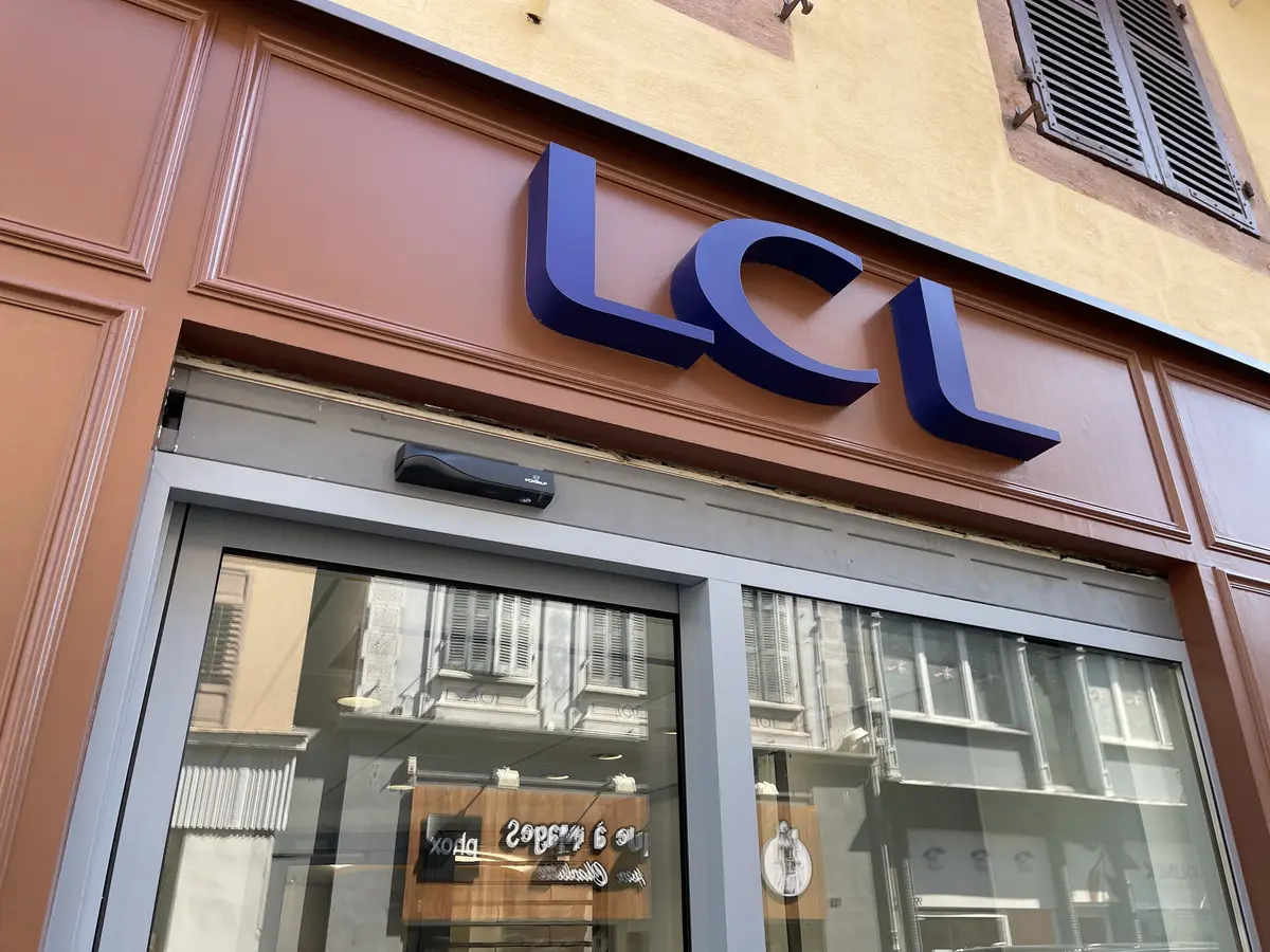 Enseigne LCL posée sur la devanture bois terminée
