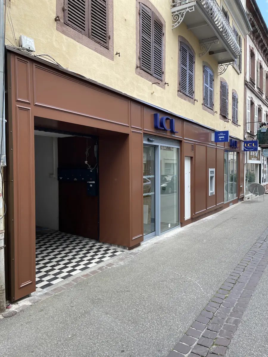 Entrée livrée de l'agence LCL de Guebwiller, sol en damier et devanture neuve