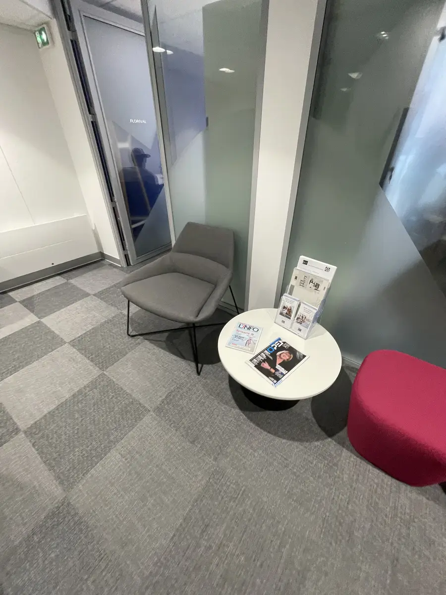 Espace d'attente rénové de l'agence, mobilier et moquette neufs
