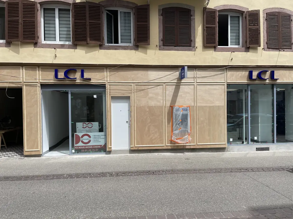 Panneau de chantier DO Rénovation sur la vitrine de l'agence LCL
