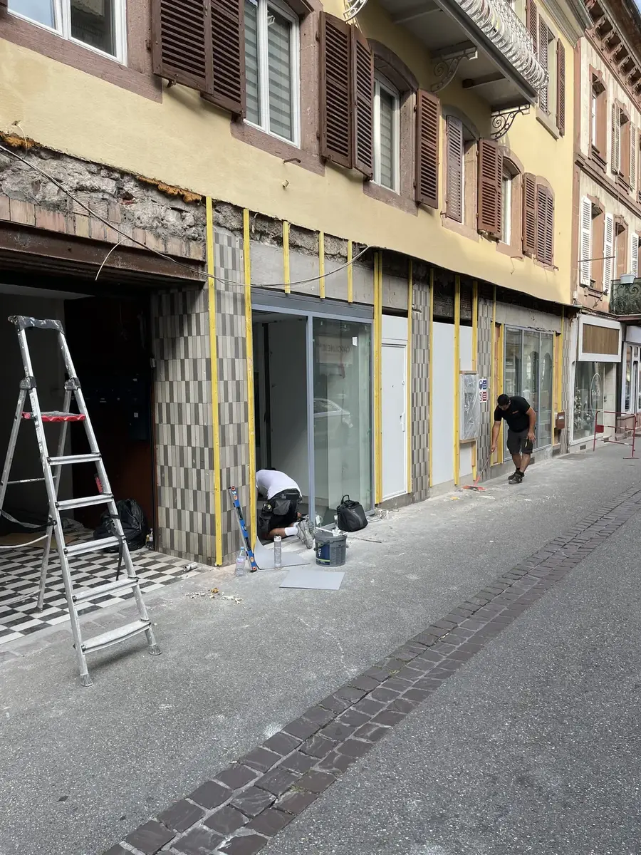 Équipe DO Rénovation au travail sur la devanture de l'agence LCL